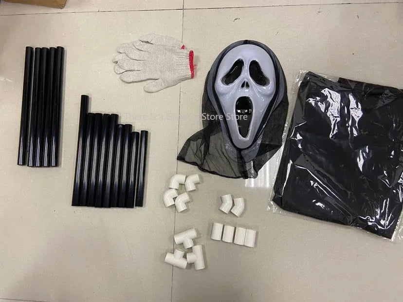 Personnage type Scream avec oiseau sur l'épaule le tout surélevé pour une réelle impression de lévitation.